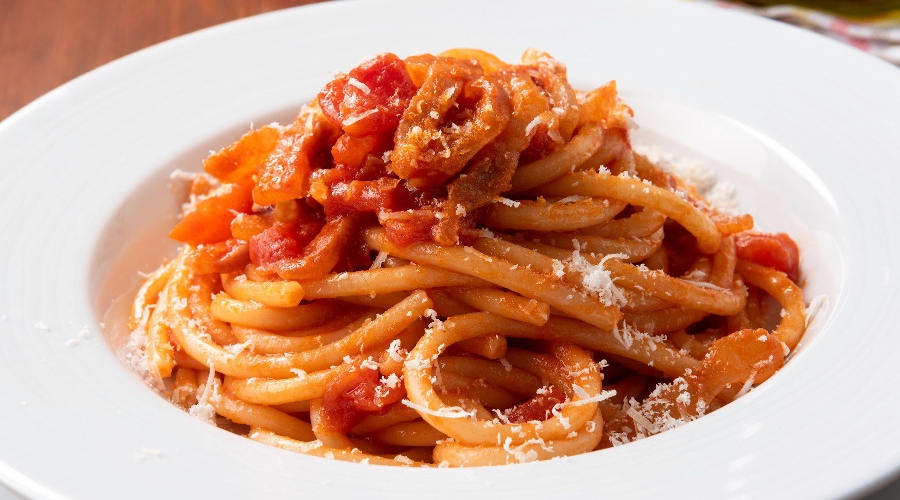 Bucatini all’amatriciana e saltimbocca alla romana